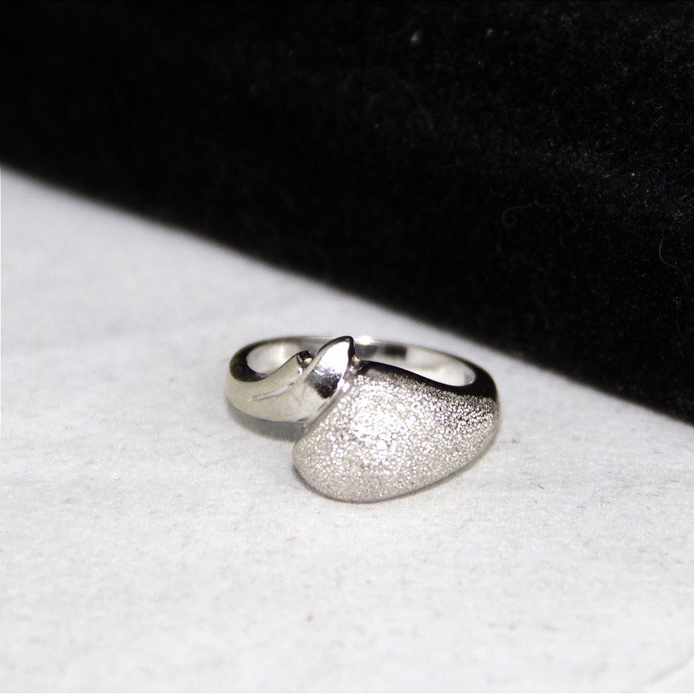 10k White Gold Stardust Textured Asymmetrical Bypass Ring Size 6.5 - Picture 4 of 9